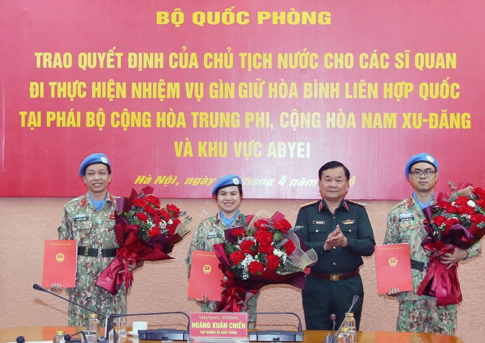 Thượng tướng Hoàng Xuân Chiến, Thứ trưởng Bộ Quốc phòng trao Quyết định của Chủ tịch nước cho các sĩ quan đi thực hiện nhiệm vụ gìn giữ hòa bình LHQ.