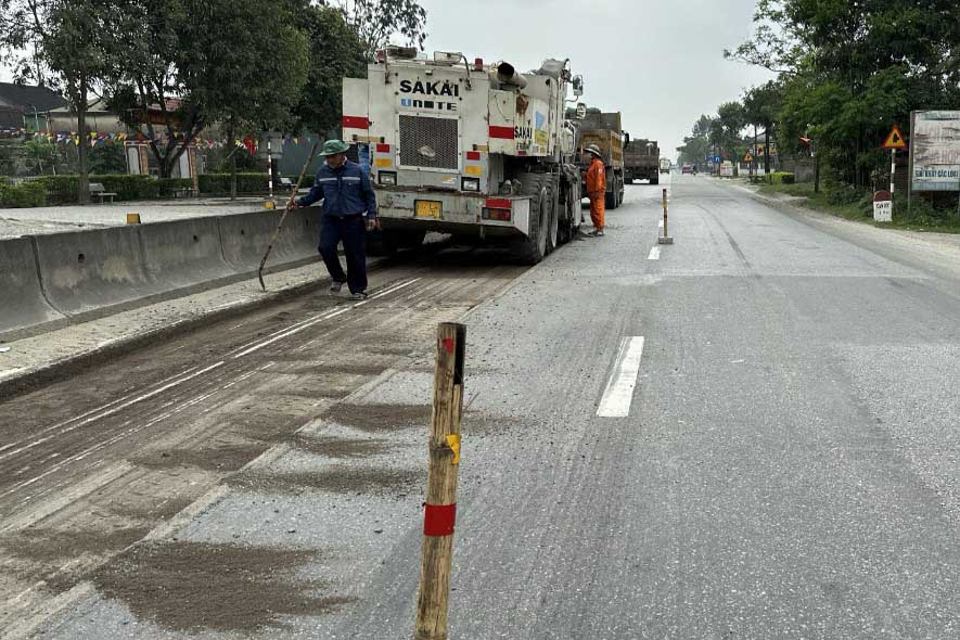 Cào bóc mặt đường hằn lún. Ảnh: Trần Tuấn.