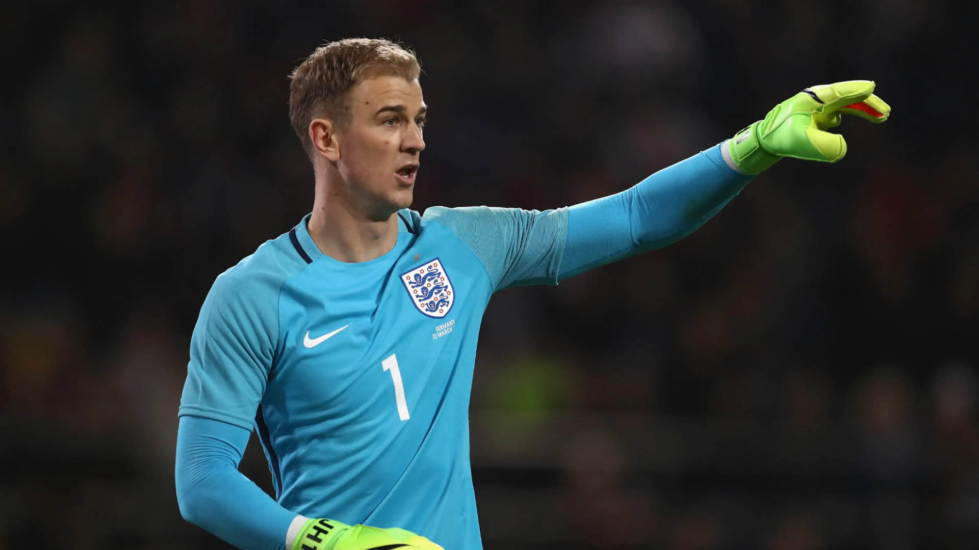 Joe Hart từng bôi kem lên găng tay khi tham gia World Cup 2014. Ảnh: Goal