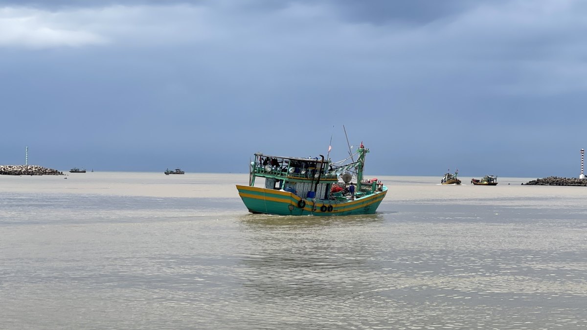 Tàu cá xuất bến đi đánh bắt ở cảng Phan Thiết. Ảnh: Duy Tuấn