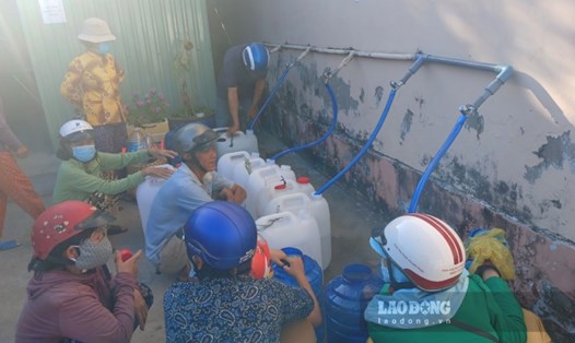Người dân ở xã Tam Hiệp (huyện Bình Đại, tỉnh Bến Tre) chờ xin từng can, thùng nước ngọt về sử dụng. Ảnh: Thành Nhân
