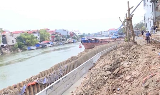 Dự án xử lý khẩn cấp sự cố sạt lở đê Hữu Cầu, phường Vạn An (thành phố Bắc Ninh) đã xây dựng được 80%. Ảnh: Vân Trường