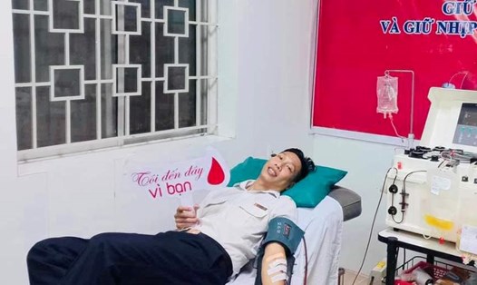 Anh Châu Minh Quân trong một lần tham gia hiến máu cứu người. Ảnh: Viên Nguyễn
