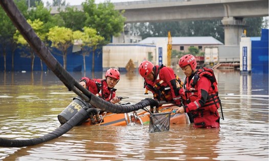 Lực lượng cứu hộ làm nhiệm vụ thoát nước ở trung tâm thành phố Trác Châu, tỉnh Hà Bắc, Trung Quốc vào mùa lũ 2023. Ảnh: Xinhua
