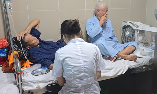 Người bệnh lớn tuổi phải nằm ghép chật chội tại Khoa Lão khoa - Bệnh viện Đa khoa tỉnh Thái Bình ngày 2.4 vừa qua. Ảnh: Trung Du