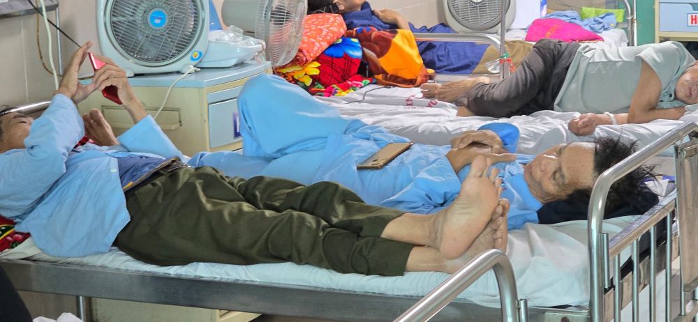Sở Y tế Thái Bình yêu cầu các cơ sở khám bệnh, chữa bệnh không để xảy ra tình trạng quá tải, nằm ghép do chỉ định nhập viện điều trị nội trú không thực sự cần thiết. Ảnh minh họa: Trung Du
