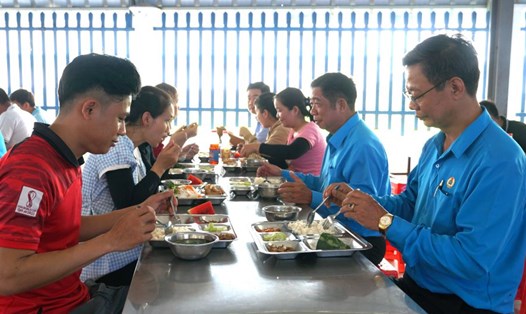 Lãnh đạo LĐLĐ tỉnh Sóc Trăng dùng cơm với NLĐ tại doanh nghiệp để nắm bắt tình hình chế độ bữa ăn ca. Ảnh: Phương Anh