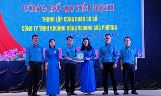 Lãnh đạo LĐLĐ huyện Nho Quan trao quyết định thành lập CĐCS Công ty TNHH Khoáng nóng Vedana Cúc Phương. Ảnh: Quỳnh Trang