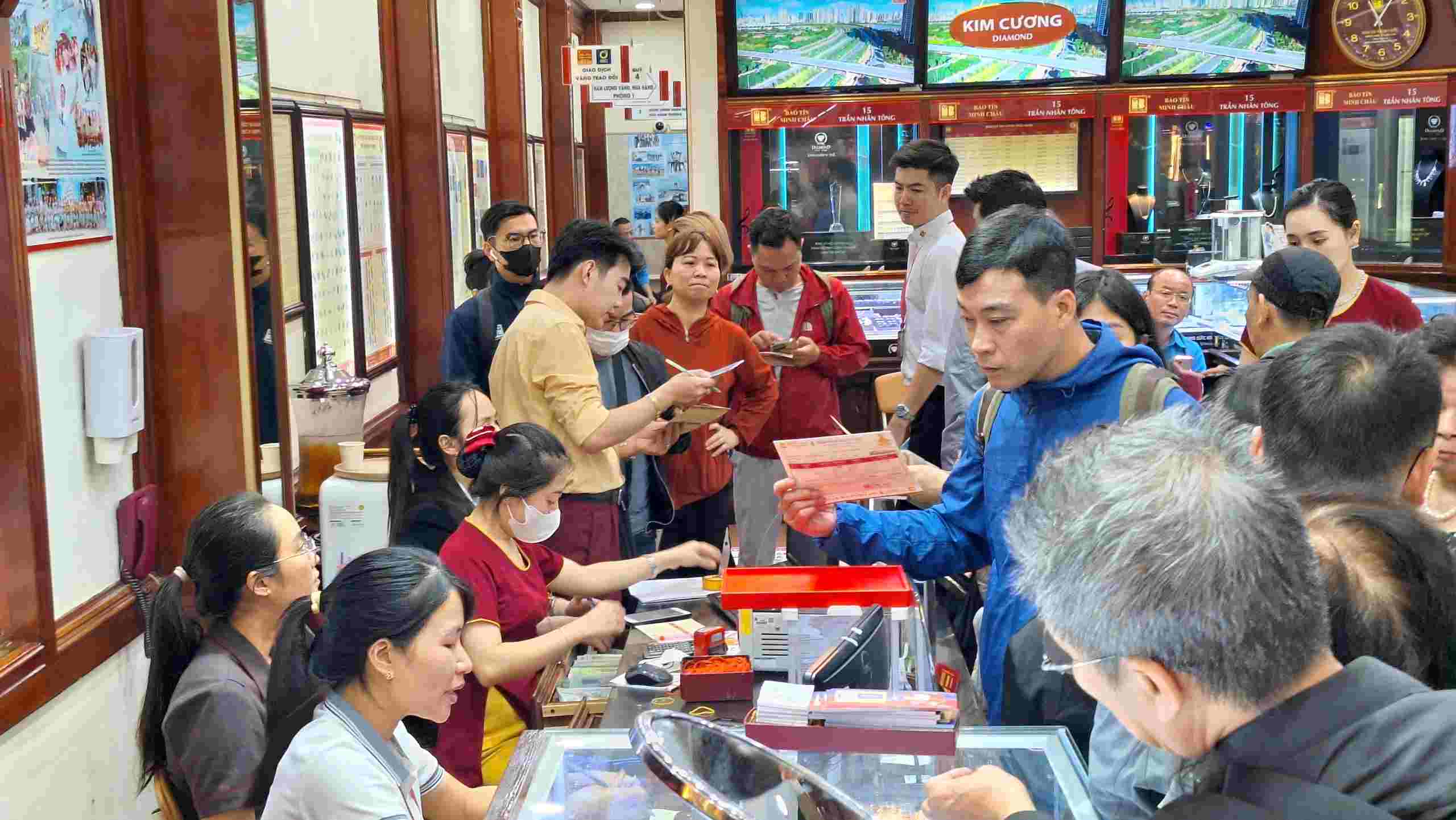 Không khí giao dịch nhộn nhịp tại nhiều cửa hàng kinh doanh vàng trên địa bàn TP Hà Nội. Ảnh: Đền Phú  
