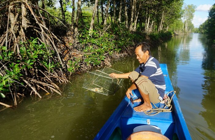 Cùng người dân bắt cá, thăm cua loại hình du lịch thu hút nhiều người đến với tỉnh Cà Mau. Ảnh: Nhật Hồ