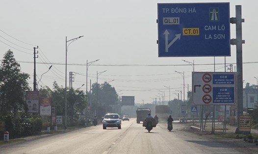 Từ ngày 4.4, các phương tiện ôtô khách trên 30 chỗ, xe khách giường nằm xe ôtô tải trọng lớn bị cấm đi vào cao tốc Cam Lộ - La Sơn. Ảnh: Hưng Thơ.