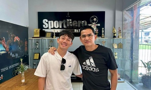 Tiền vệ Minh Vương gặp gỡ huấn luyện viên Kiatisak ở Thái Lan. Ảnh: FBNV