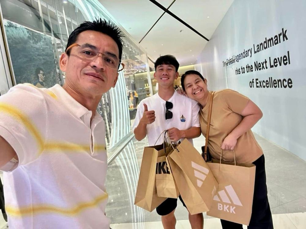 Huấn luyện viên Kiatisak cùng vợ đưa Minh Vương đi ăn uống, mua sắm tại Thái Lan. Ảnh: FBNV