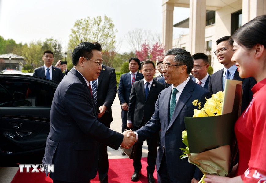 Chủ tịch Quốc hội Vương Đình Huệ thăm Trung tâm Nghiên cứu và Phát triển của tập đoàn Huawei. Ảnh: TTXVN