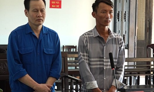 Bị cáo Nguyễn Văn Đoàn (trái) và Phạm Văn Dũng tại phiên tòa. Ảnh: Quảng An.