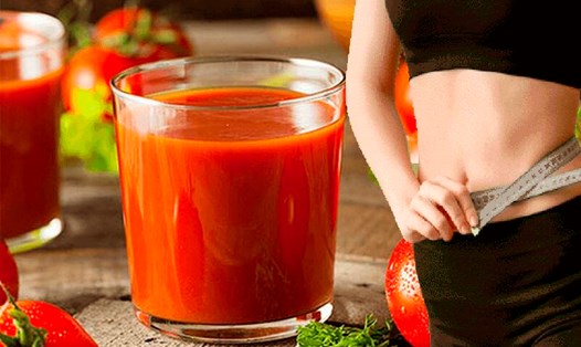 Nước ép cà chua có thể giúp giảm mỡ bụng, giảm cân. Đồ hoạ: Hạ Mây