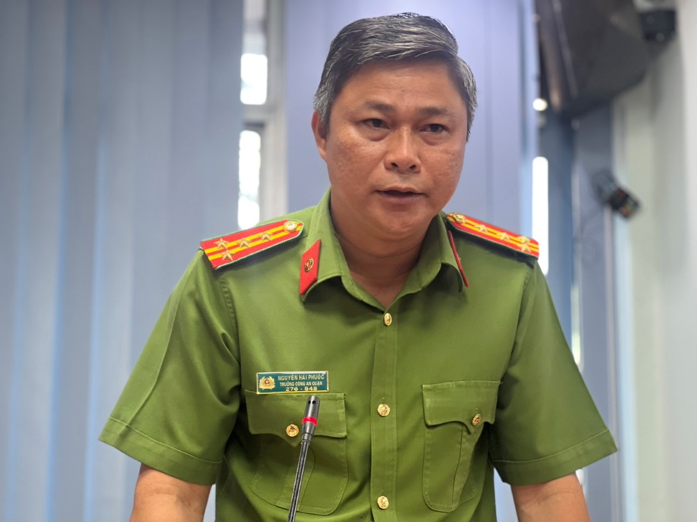 Đại tá Nguyễn Hải Phước, Trưởng Công an Quận 1 thông tin vụ việc tại buổi họp báo ngày 8.4. Ảnh: Công an cung cấp