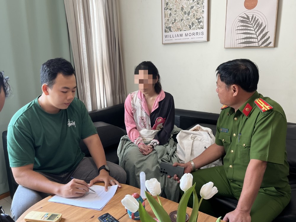 Phạm Huỳnh Nhật Vi (áo hồng ở giữa) bị lực lượng chức năng bắt giữ ngay tại chung cư ở quận Bình Thạnh. Ảnh: Công an cung cấp