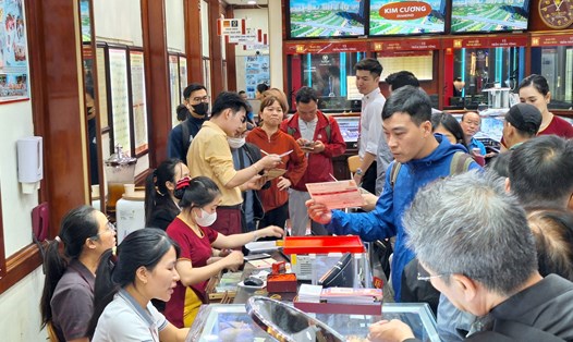 Không khí giao dịch nhộn nhịp tại nhiều cửa hàng kinh doanh vàng trên địa bàn TP Hà Nội. Ảnh: Đền Phú
