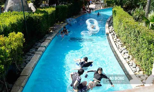 Du khách tham gia các dịch vụ vui chơi tại Phú Quốc. Ảnh: Nguyên Anh