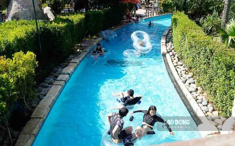 Du khách tham gia các dịch vụ vui chơi tại Phú Quốc. Ảnh: Nguyên Anh