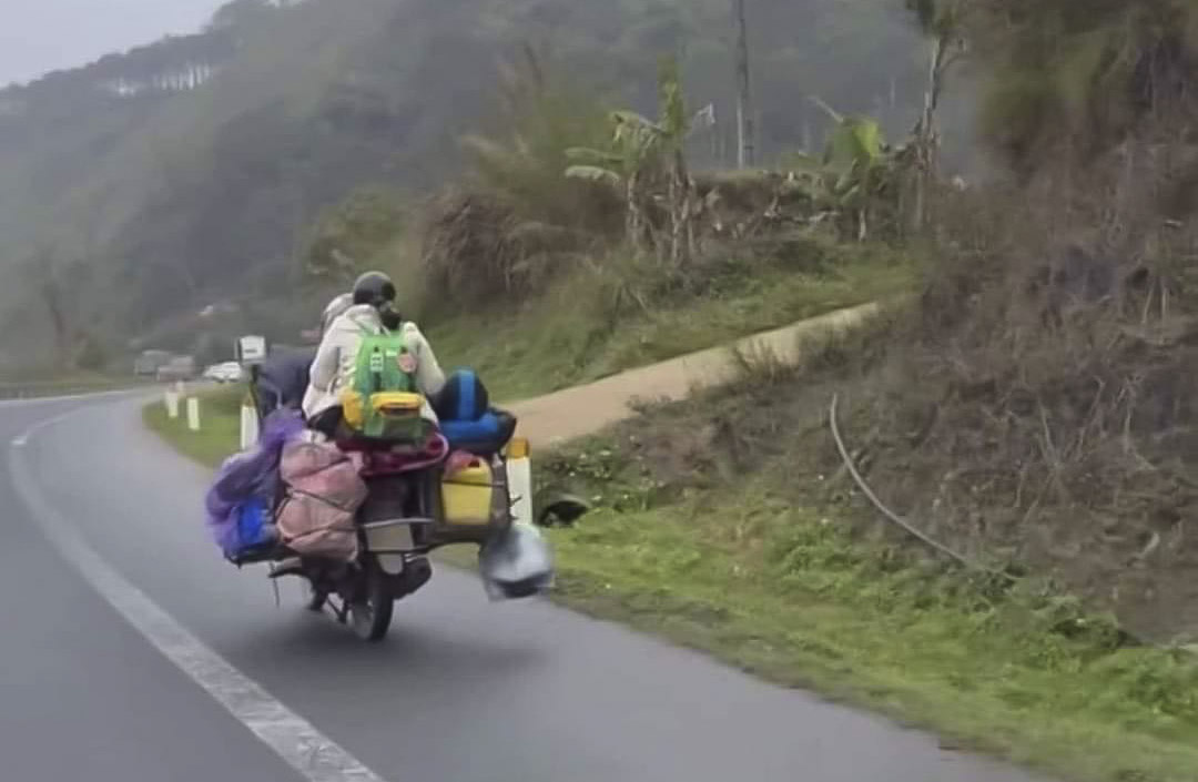 7 người trong gia đình anh Sùng Pó Tủa trên 1 chiếc xe máy đi hơn 600km. Ảnh: Người dân cung cấp