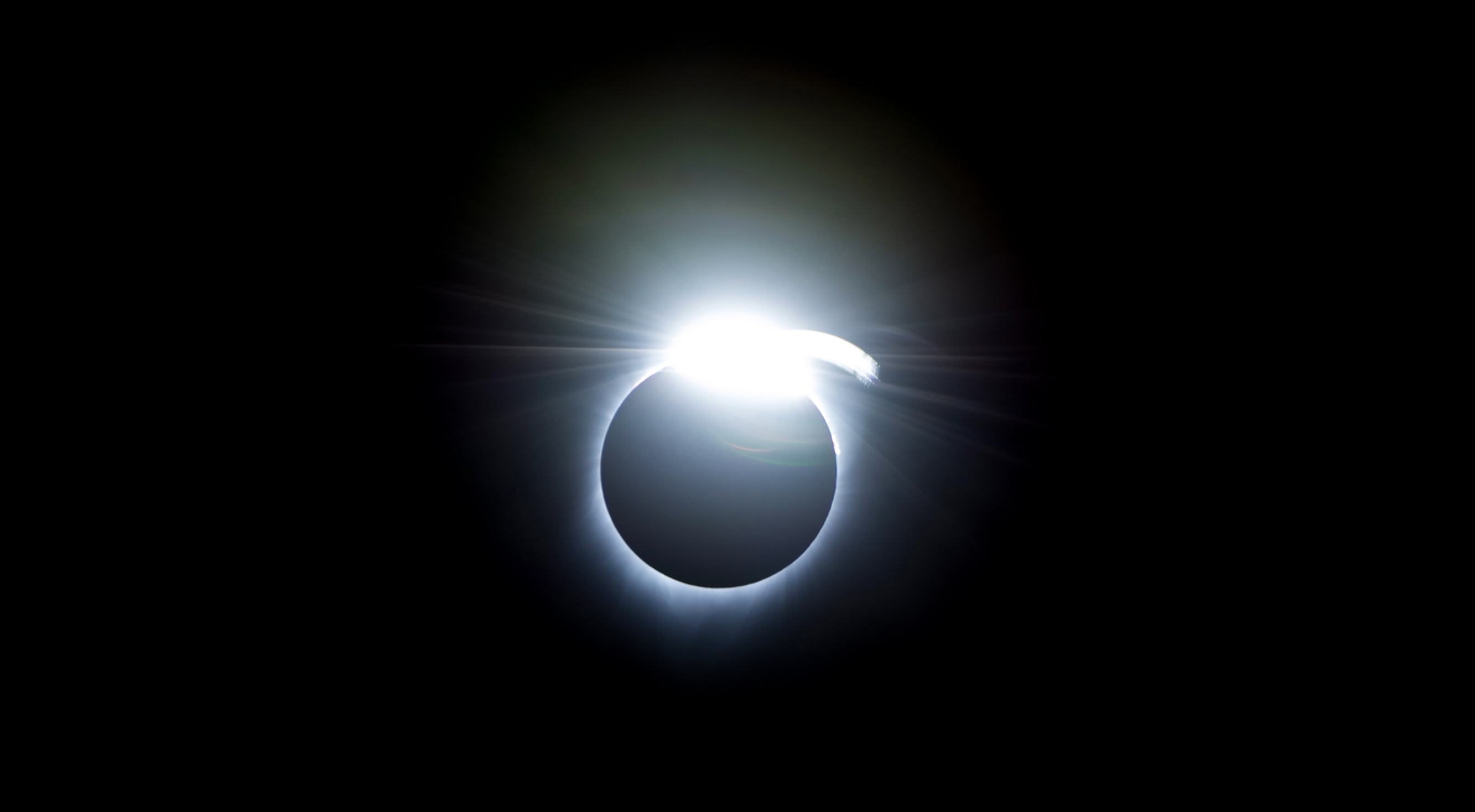 Vầng sáng làm hiện tượng nhật thực trông giống như một chiếc nhẫn. Ảnh: NASA