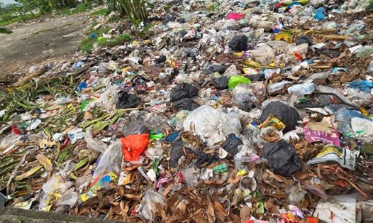 Chủ tịch UBND huyện Kiến Xương (tỉnh Thái Bình) chỉ đạo UBND xã Tây Sơn xử lý, khắc phục bãi rác gây ô nhiễm. Ảnh: Trung Du