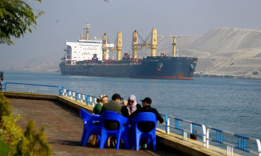 Tàu đi qua kênh đào Suez, Ai Cập. Ảnh minh họa: Xinhua