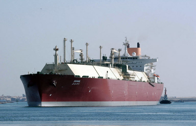Tàu chở LNG đi qua kênh đào Suez, Ai Cập. Ảnh: AFP