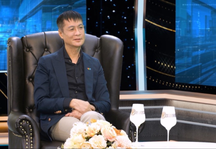 Đạo diễn Lê Hoàng trong chương trình “Kính đa chiều“. Ảnh: BTC.