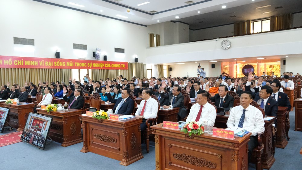 Đại biểu HĐND TP Cần Thơ biểu quyết thông qua mức thu học phí năm học 2023-2024 tại kỳ họp chuyên đề ngày 9.4. Ảnh: Phong Linh.