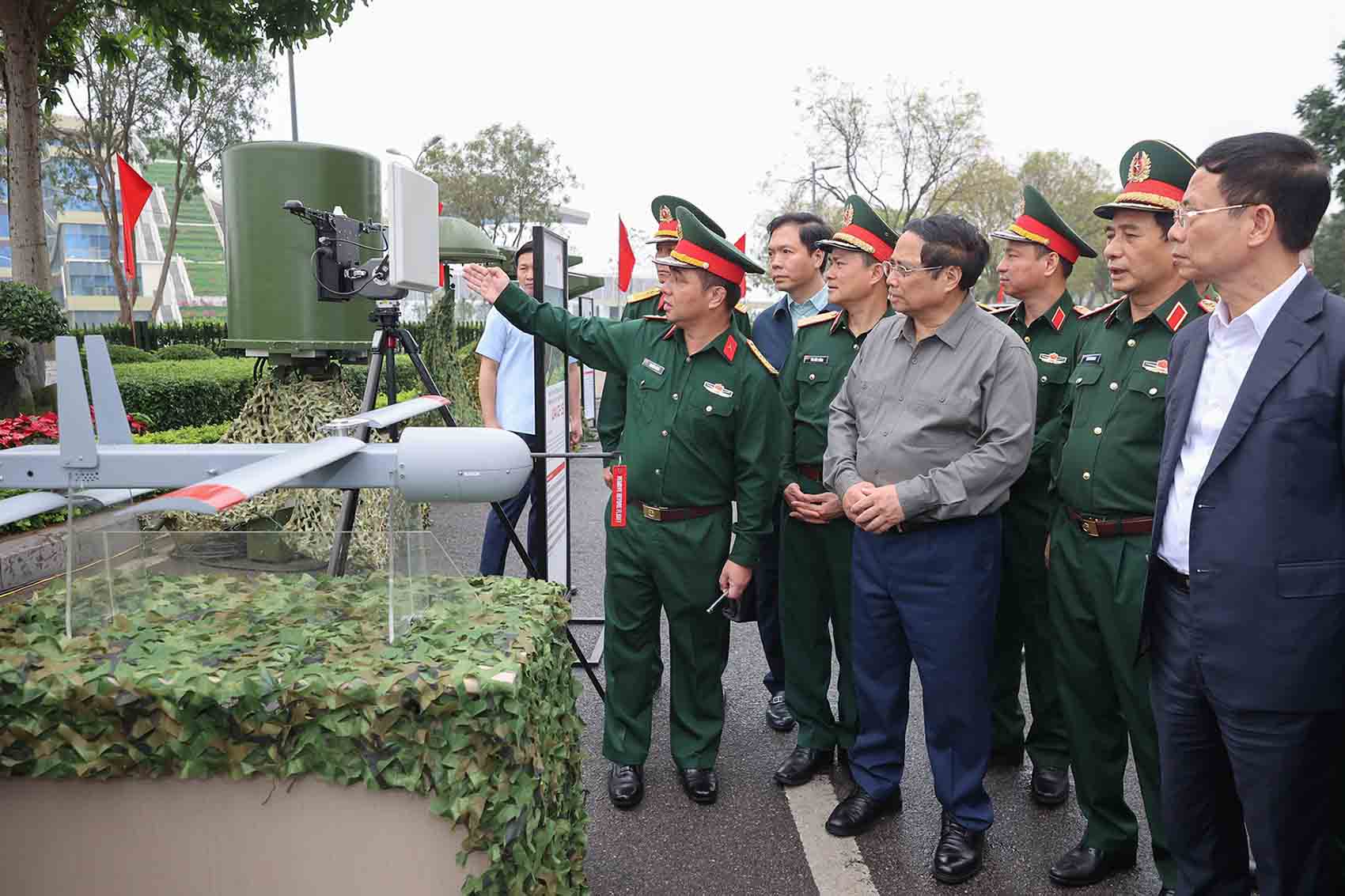 Thủ tướng Chính phủ và các đại biểu tham quan trưng bày sản phẩm công nghệ cao của Viettel. Ảnh: VGP