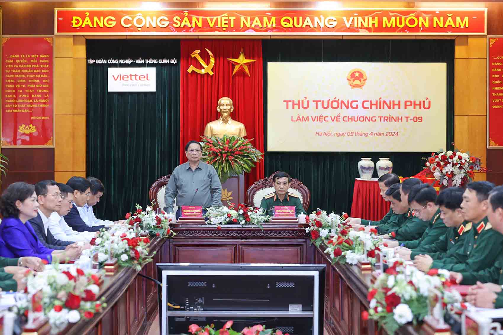 Thủ tướng Phạm Minh Chính làm việc với Tập đoàn Công nghiệp - Viễn thông Quân đội (Viettel). Ảnh: VGP