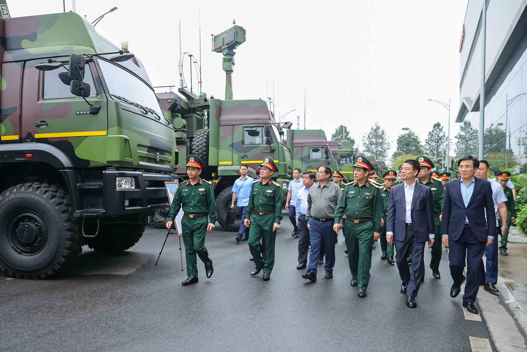 Thủ tướng Phạm Minh Chính làm việc với Viettel về công nghiệp quốc phòng công nghệ cao. Ảnh: VGP 