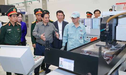 Thủ tướng Chính phủ Phạm Minh Chính tham quan xưởng sản xuất sản phẩm cơ khí chất lượng cao của Viettel. Ảnh: VGP