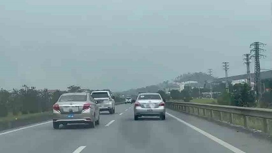 Phải được Sở Giao thông Vận tải cấp phép mới được đào tạo lái xe ngoài đường. Ảnh: Huy Thiêm