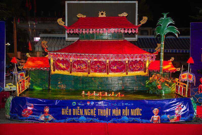 Múa rối nước tại quận Liên Chiểu (TP Đà Nẵng) mở cửa tự do cho người dân đến xem. Ảnh: Nguyễn Linh