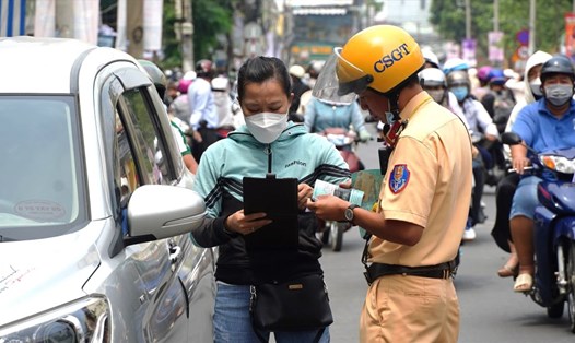 Công an quận Ninh Kiều (TP Cần Thơ) xử lý các trường hợp lái ô tô đi vào khung giờ cấm để đón con. Ảnh: Tạ Quang