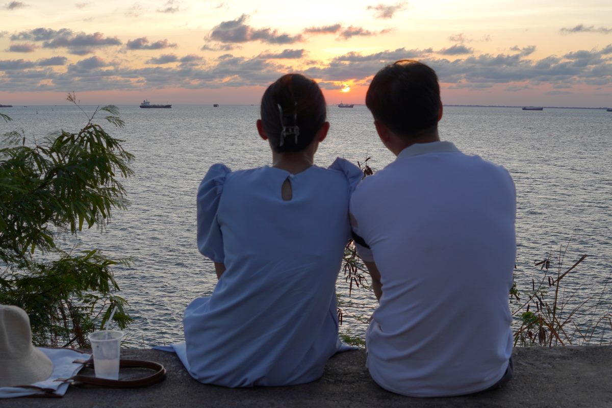 Sie schauten beide in die gleiche Richtung und beobachteten, wie die Sonne allmählich über dem Meer unterging. Foto: Thanh An