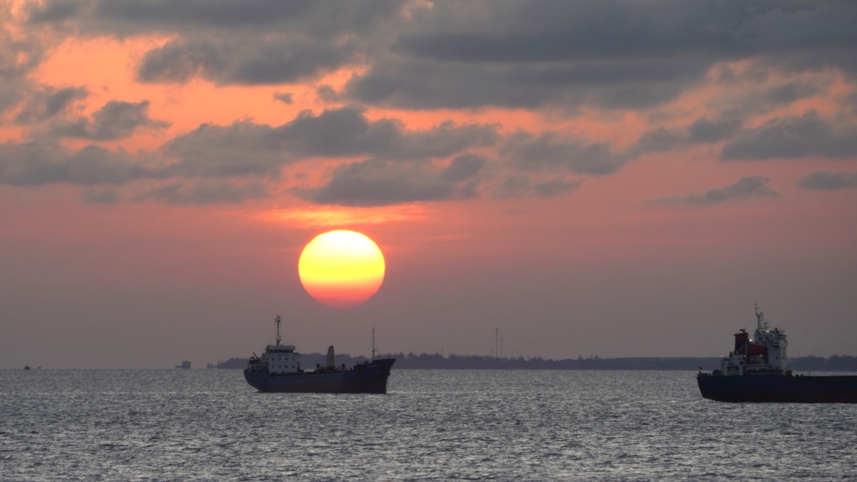 La scène du coucher de soleil sur la mer est très belle et attire de nombreuses personnes et touristes. Photo de : Thanh An