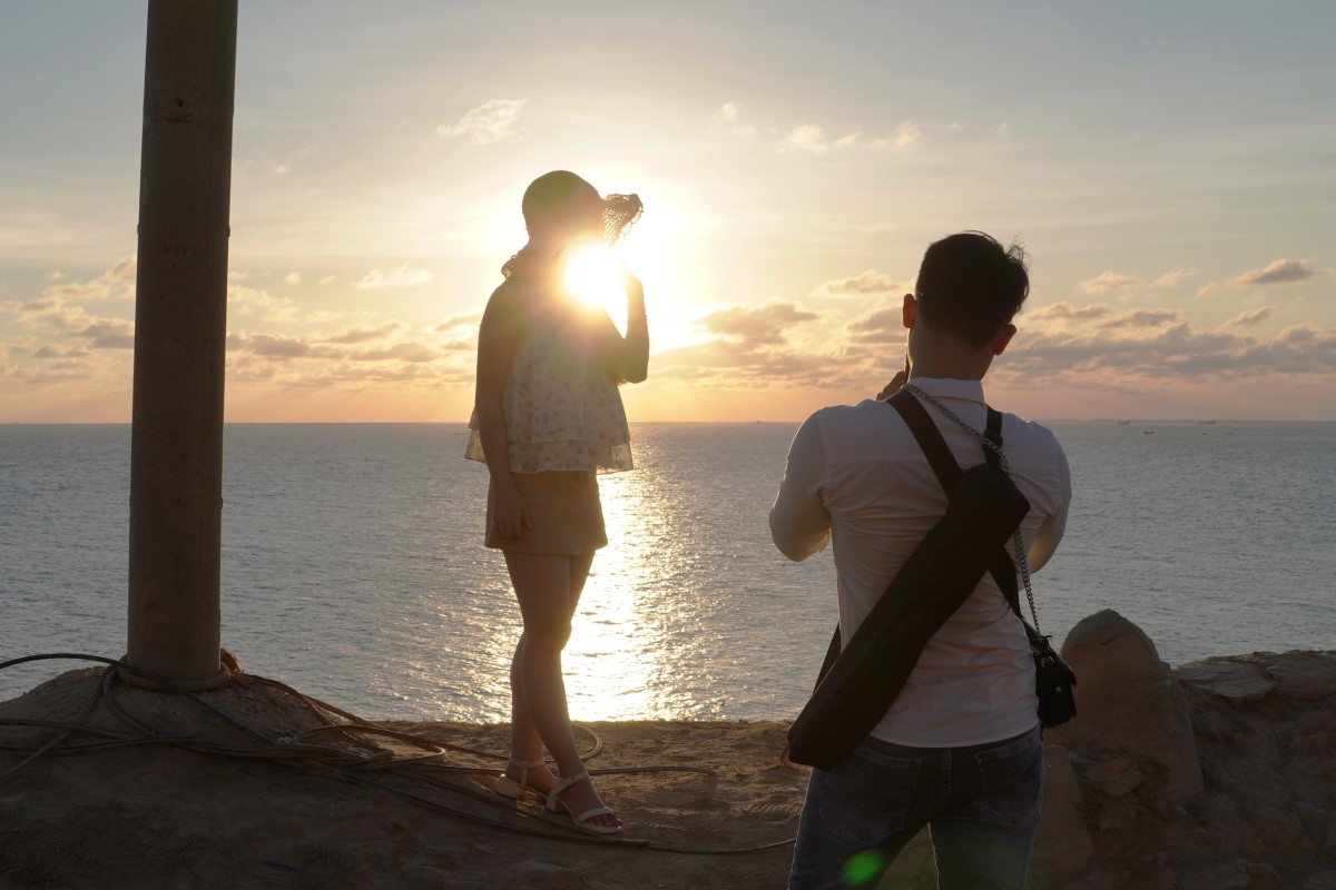 Checkin with the sun over the sea. Photo: Thanh An