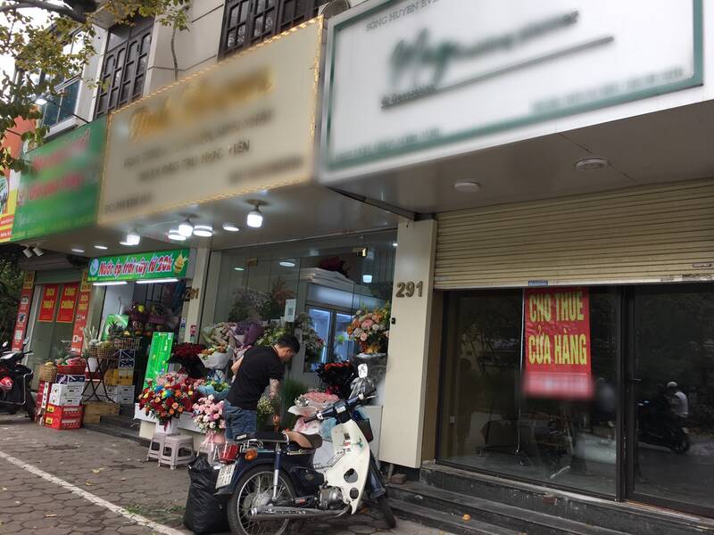 Nhiều mặt bằng trên phố Kim Mã (quận Ba Đình, Hà Nội) chi chít biển cho thuê. Ảnh: Lê Tâm 