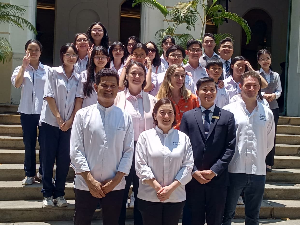 Tổng lãnh sự Pháp, các bếp trưởng chụp hình với các em học sinh tại ngày hội ẩm thực Pháp. Ảnh: Vi Vi.