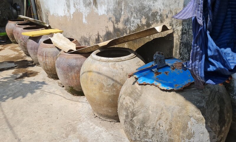 Nhiều nơi người Cà Mau đã không còn nước sinh hoạt trong những dụng cụ chứa nước như thế này. Ảnh: Nhật Hồ