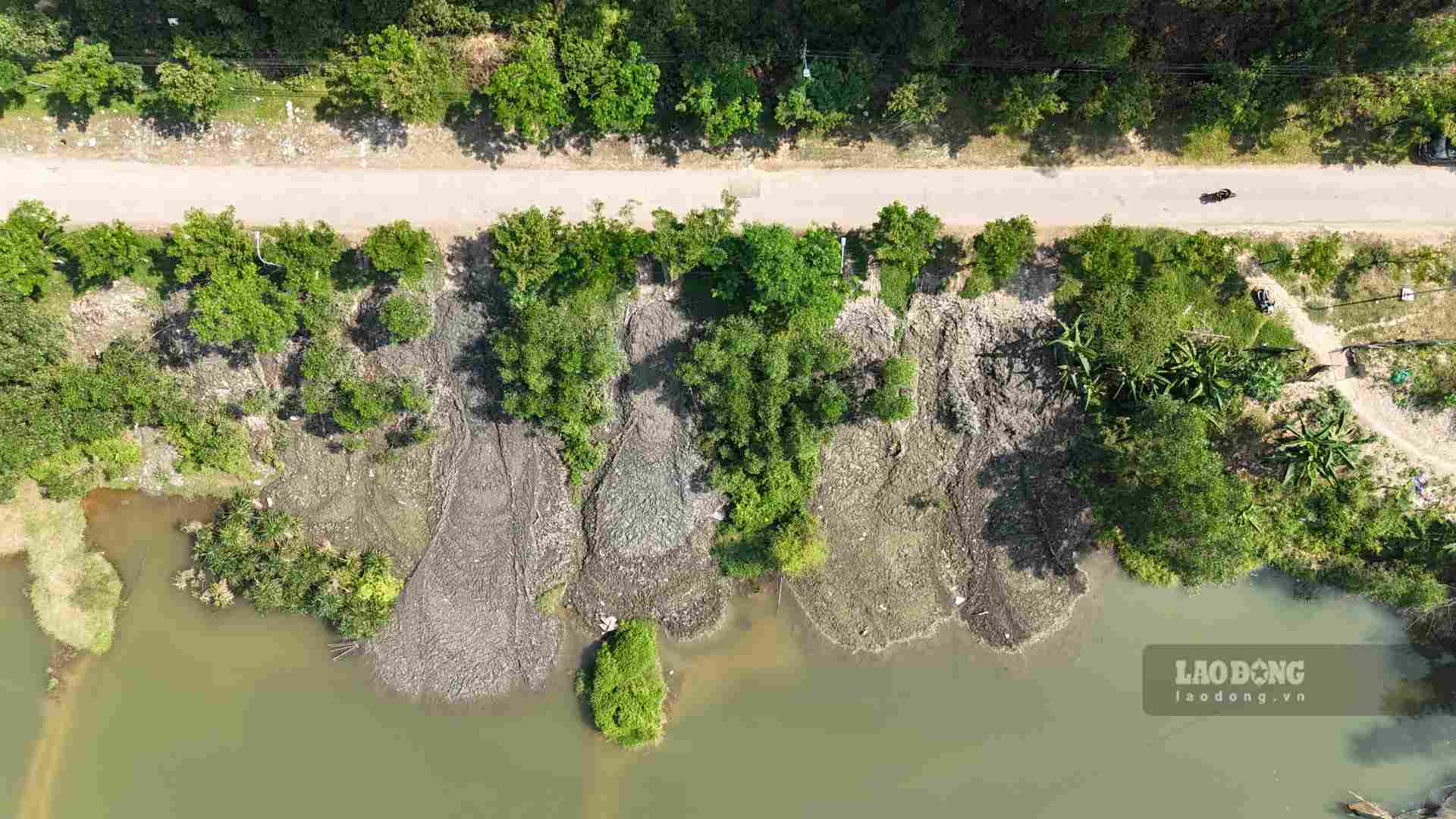  Nhìn từ trên cao có thể thấy, đã có vô số chuyến xe chở bùn thải đổ xả xuống khu vực hồ nước tại thôn Bằng Lãng, xã Thủy Bằng (TP. Huế) suốt thời gian vừa qua.  