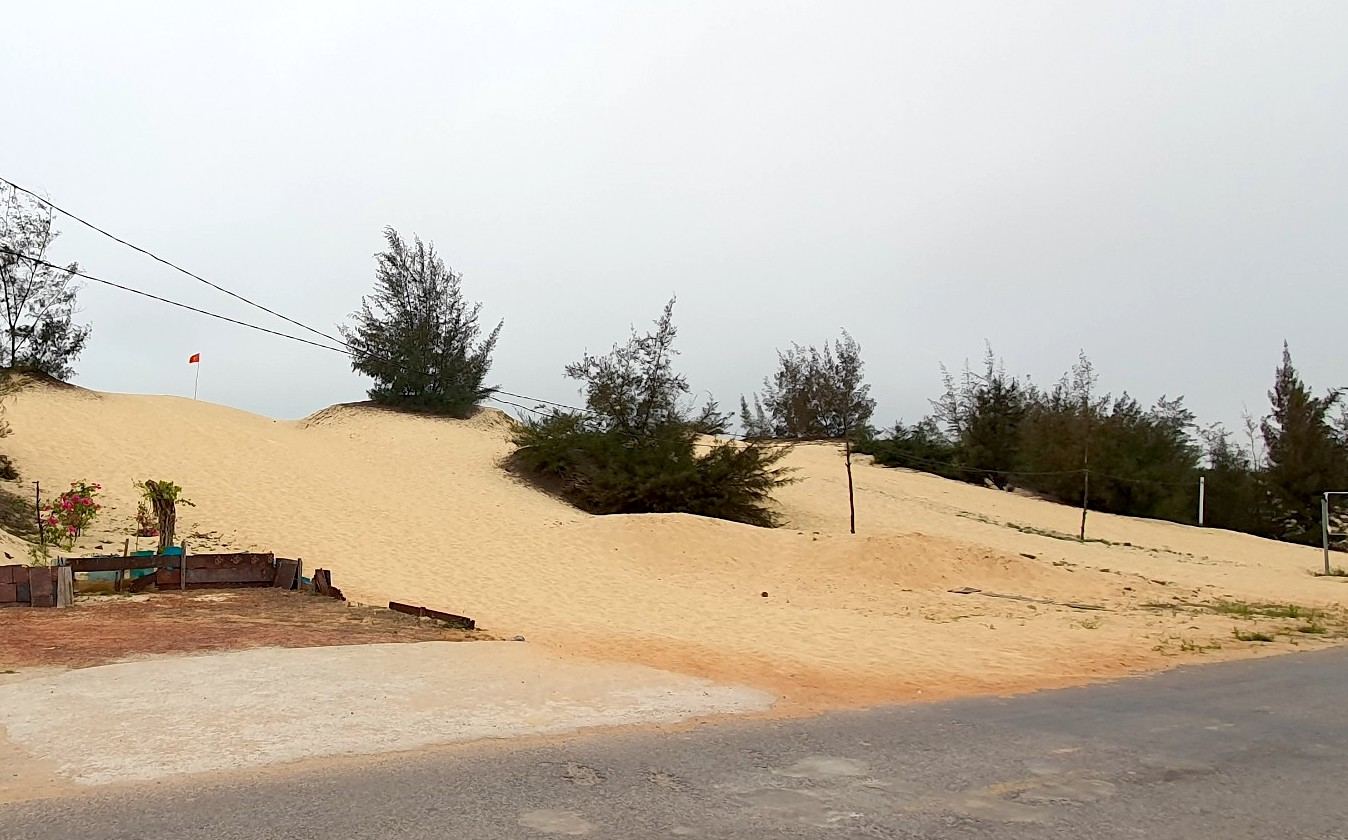 Đồi cát tại huyện Bố Trạch được nhiều du khách lựa chọn dịch vụ mô tô địa hình. Ảnh: Nguyễn Hồ.