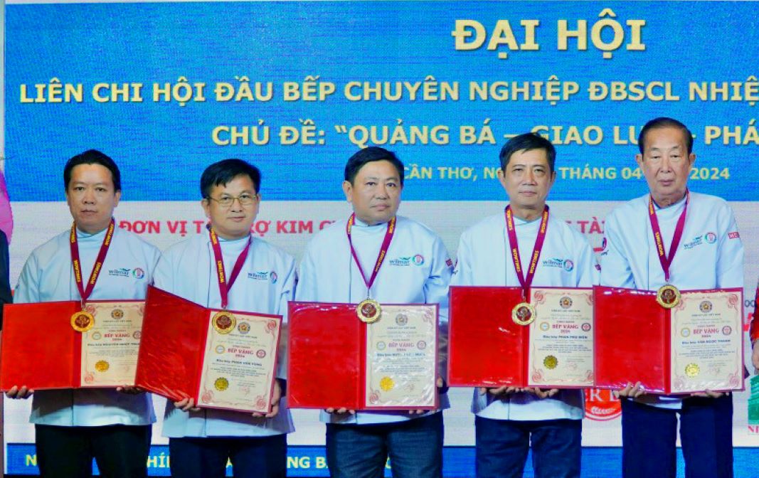 Ông Phan Văn Tùng (thứ 2 trái sang) được Viện Kỷ lục Việt Nam vinh danh Bếp vàng 2024. Ảnh: NVCC