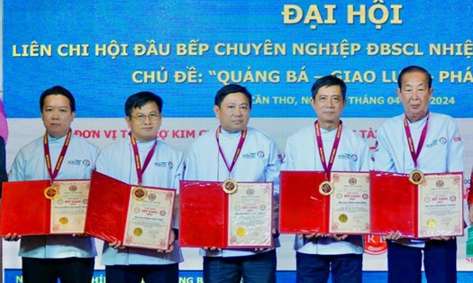 Ông Phan Văn Tùng (thứ 2 trái sang) được Viện Kỷ lục Việt Nam vinh danh Bếp vàng 2024. Ảnh: NVCC
