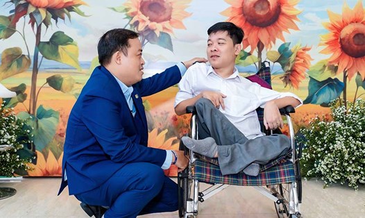 Anh Nguyễn Trung Hậu thực hiện dự án đặc biệt cho người khuyết tật. Ảnh: Trần Thanh